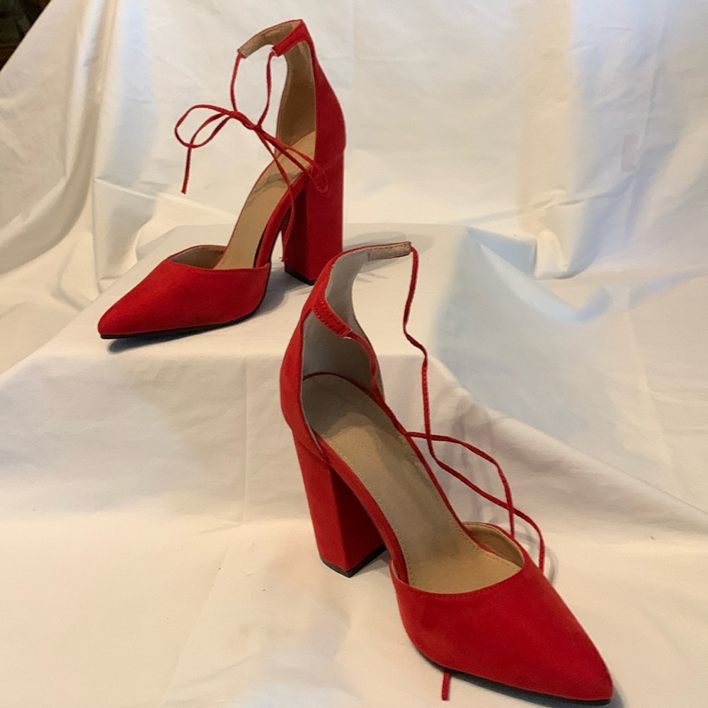 Size 7 Red closed toe chunky heal